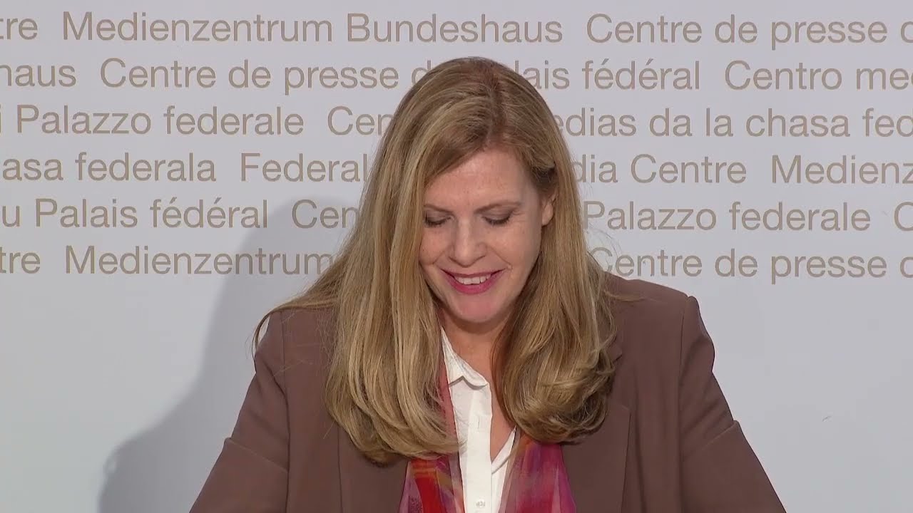 Corinne Meister hält ihre Rede am Medienzentrum Bundeshaus in Bern